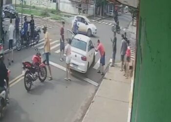 Capivara News TV: Vídeo mostra condutor bêbado colidindo na traseira de motociclista, no Tijuca