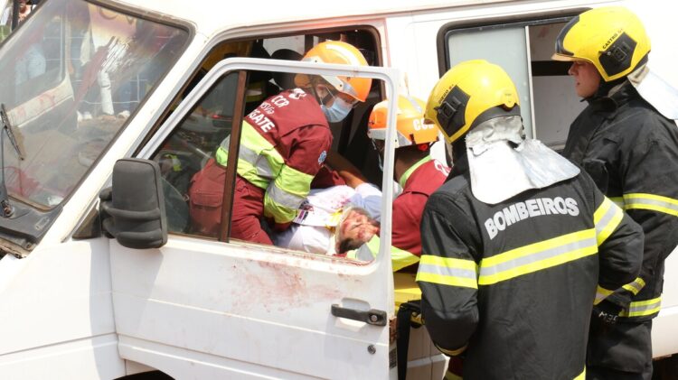 Idosa morre em acidente entre Hilux e caminhão na BR-163