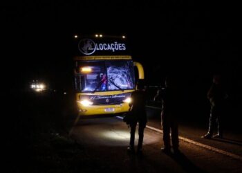 Homem morre atropelado por ônibus e carreta na BR-262, no Indubrasil
