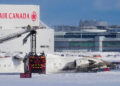 Avião da Delta capota ao aterrissar no aeroporto de Toronto e 8 pessoas ficam feridas
