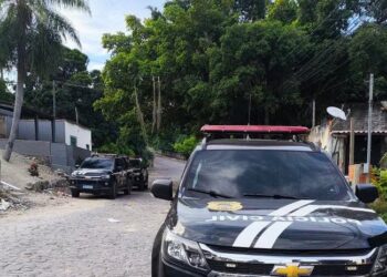 Homem é preso por aliciar menina de 12 anos por videochamada e mensagens de WhatsApp