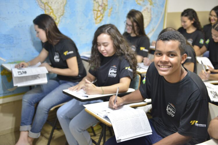 Inscrições abertas do curso gratuito do Instituto Luther King preparatório para o Enem