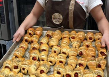 Receita: Enroladinho de salsicha – um clássico integrado à culinária brasileira