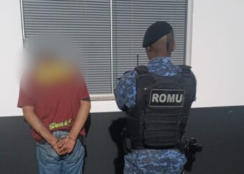 “Motô” de app. se dá mal ao furar sinal com passageiro portando maconha e tornozeleira eletrônica