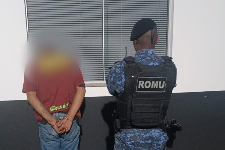 “Motô” de app. se dá mal ao furar sinal com passageiro portando maconha e tornozeleira eletrônica