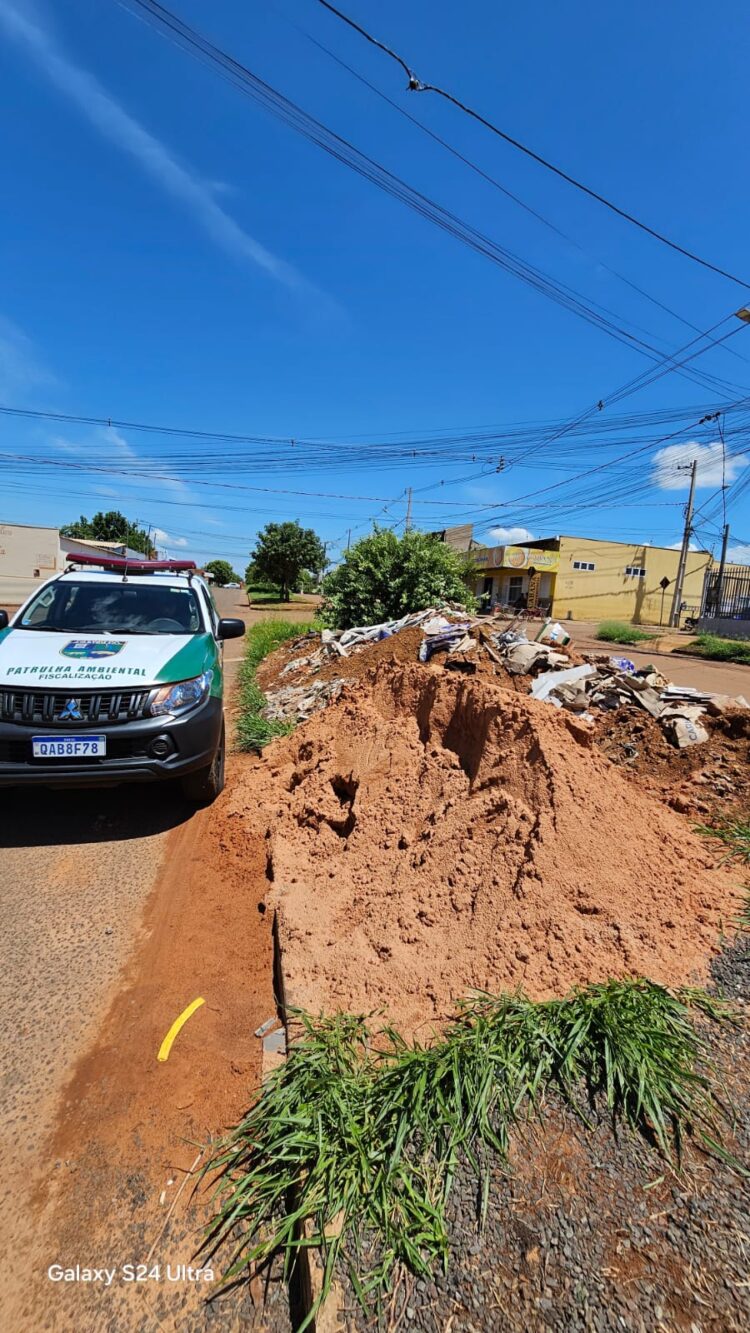 Guarda Ambiental autua obra por descartar restos de materiais de construção no Caiobá