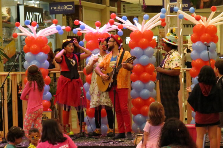 Bailinho para a criançada e concurso de fantasias pet animam programação gratuita de Carnaval