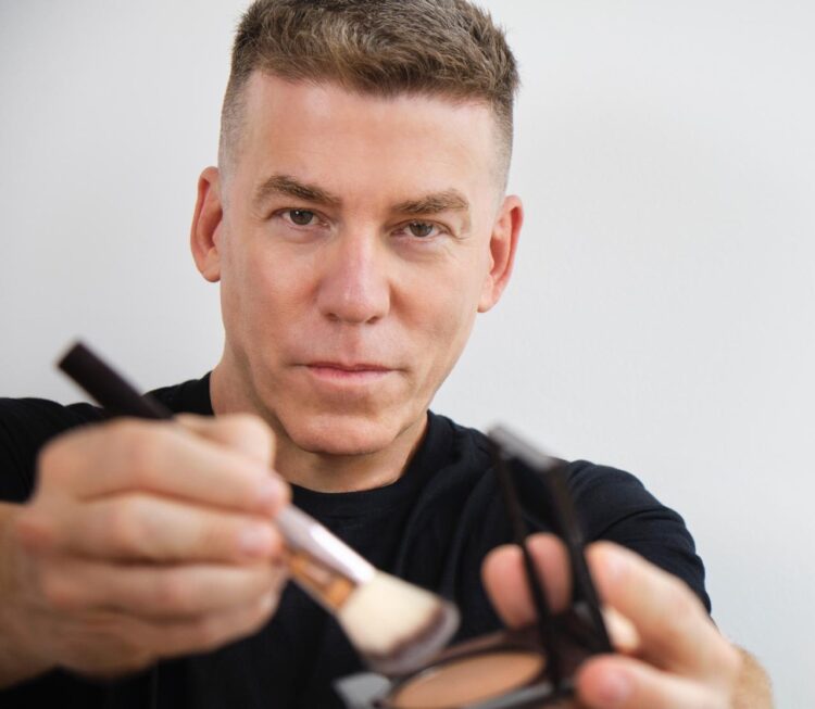 Carnaval é pra brilhar: Confira dicas e tendências de maquiagens para a data