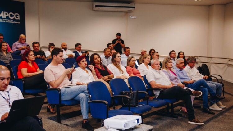 Prefeitura realiza reunião com secretários municipais para intensificar ações de combate à dengue