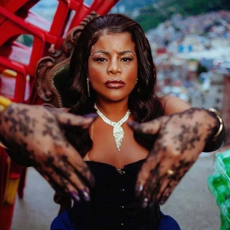Bloco Farofolia apresenta show nacional da funkeira Tati Quebra Barraco, na sexta-feira