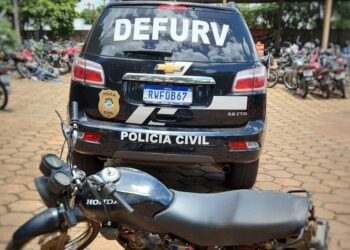 Homem é preso com moto furtada e maconha em quintal de casa no Aero Rancho