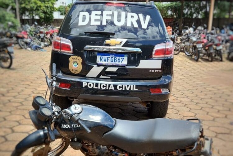 Homem é preso com moto furtada e maconha em quintal de casa no Aero Rancho