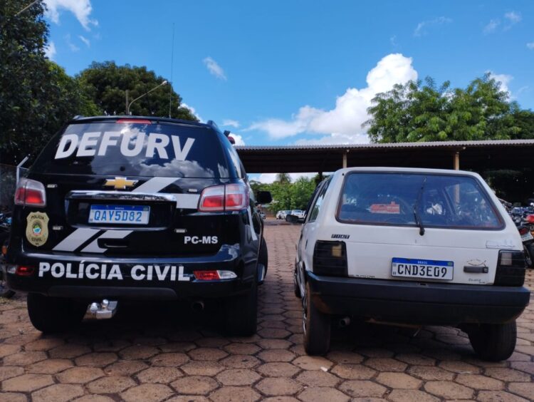 Fiat Uno com placa “fria” é apreendido em oficina no Jardim São Conrado