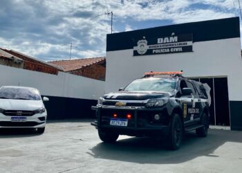 Homem é preso por rasgar papel de medida protetiva e bater em mulher com vassoura