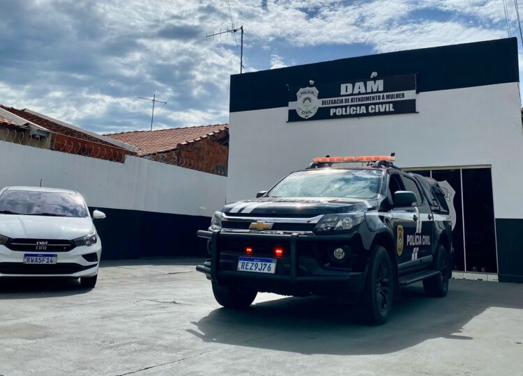 Homem é preso por rasgar papel de medida protetiva e bater em mulher com vassoura
