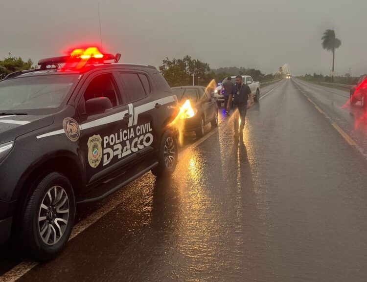 DRACCO prende jovem transportando 748 kg de maconha, na BR 060, em Renault Symbol