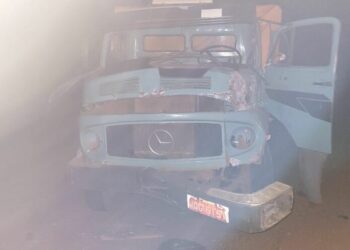 Capivara News TV: Condutor morre esmagado, após ultrapassagem dar errado e tirar carreta da pista, em Sete Quedas