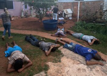 Família composta por mãe, pai, filhos, um deles autista, vendia drogas em casa no Caiçara