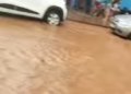 Capivara News TV: Vídeo mostra enxurrada em rua de escola do Santa Emília e morador cobra prefeita