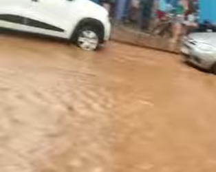 Capivara News TV: Vídeo mostra enxurrada em rua de escola do Santa Emília e morador cobra prefeita