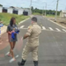 Adolescente diz não saber de gravidez, dá a luz e abandona recém-nascido em terreno baldio