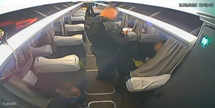 Passageiro com bilhetes em árabe se mata ao ser abordado por polícia em ônibus de viagem