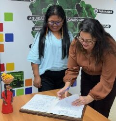 Artesãs da aldeia urbana Marçal de Souza assinam convênio com IFMS para desenvolver atividade