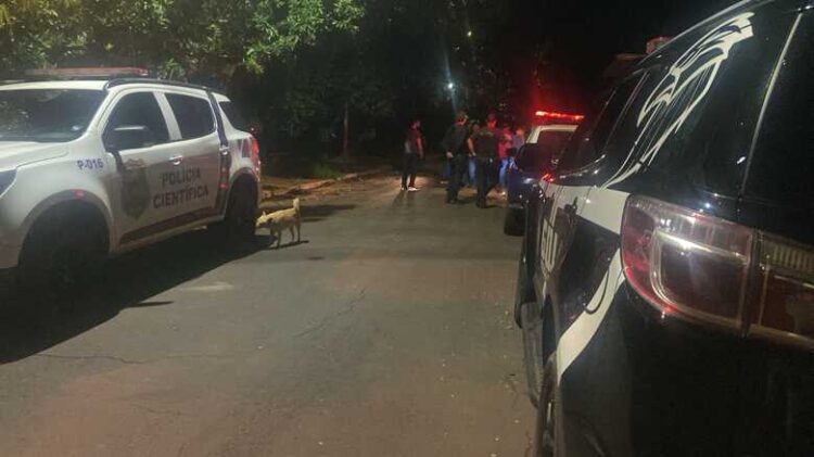 Rapaz é baleado em campo de futebol no Jardim Tarumã em frente à namorada