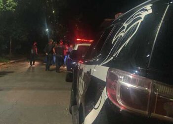 Rapaz é baleado em campo de futebol no Jardim Tarumã em frente à namorada