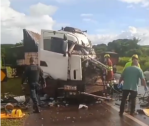 Capivara News TV: Colisão entre carreta, caminhão e veículo mata uma pessoa, na BR-163