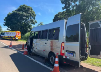 Acidente entre van de pacientes e carreta mata 1 pessoa e deixa 10 feridos, na BR-163