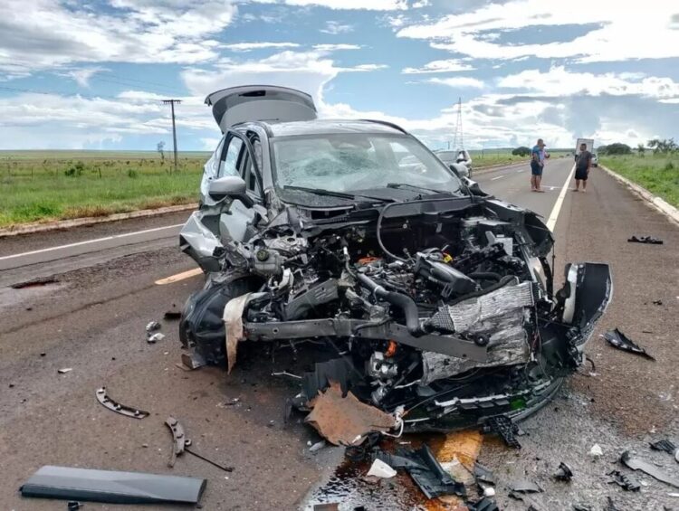 Colisão frontal entre dois veículos na BR-060 mata três pessoas e deixa feridos nesta tarde