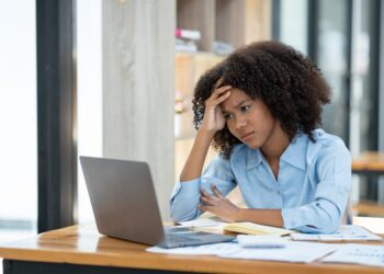 Pesquisa revela que 78% das famílias enfrentam dificuldades para poupar o que impacta na saúde mental