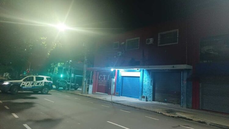 Três assaltantes são mortos em troca de tiros com PM, após roubo à joalheria no Centro