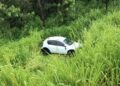 Duas pessoas ficam feridas, após carro capotar e sair da pista na BR-060