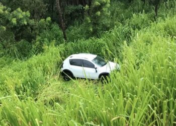 Duas pessoas ficam feridas, após carro capotar e sair da pista na BR-060