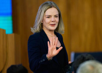 Lula muda xadrez da reforma e escolhe Gleisi para comandar articulação política do governo