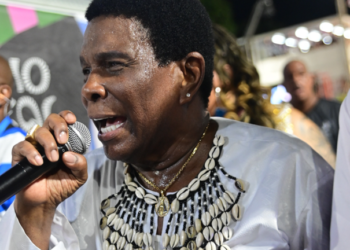 Neguinho da Beija-Flor é ovacionado em sua despedida da Sapucaí