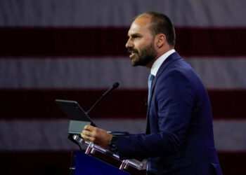 Eduardo Bolsonaro diz que vai se licenciar do mandato de deputado para permanecer nos EUA