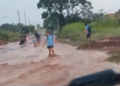 Capivara News TV: Vídeo mostra sufoco de alunos em ruas alagadas e com ônibus atolado no Noroeste