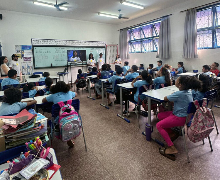 Projeto transforma poesia em vídeos com declamações de crianças e adolescentes