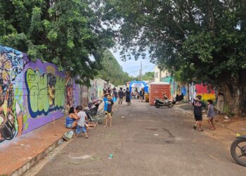 Grafiteiros transformam rua da Vila Nhanhá em uma galeria de arte a céu aberto