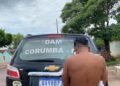 Mesmo com tornozeleira e ter protetiva, homem segue mulher com caco de vidro e é preso