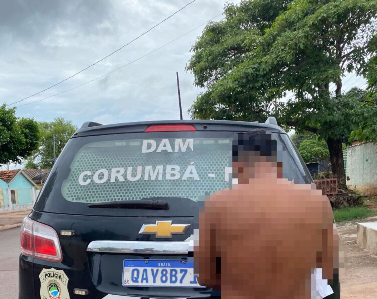 Mesmo com tornozeleira e ter protetiva, homem segue mulher com caco de vidro e é preso