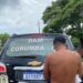 Mesmo com tornozeleira e ter protetiva, homem segue mulher com caco de vidro e é preso