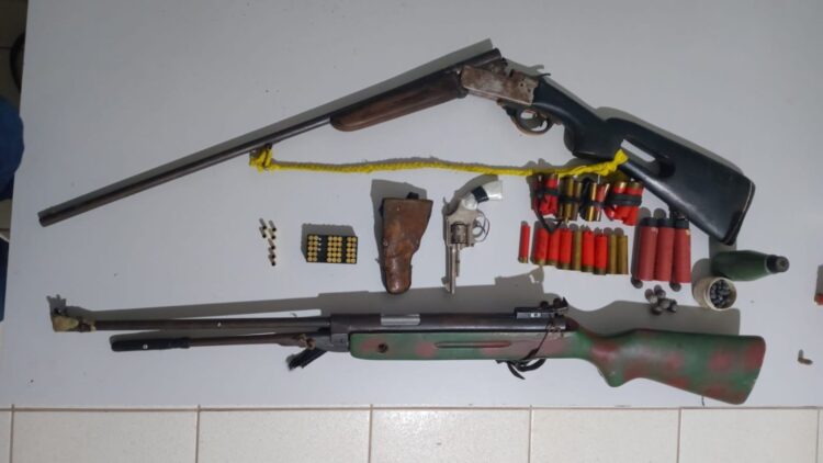 Homem é preso com armas e sob suspeita de manter filha em cárcere privado, em Ladário