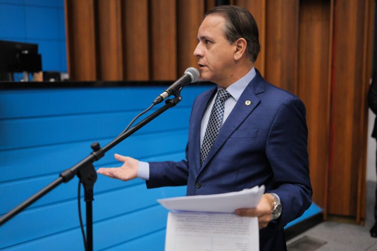 Deputado cobra pagamento a policiais que fizerem papel de intimarem agressores de mulheres