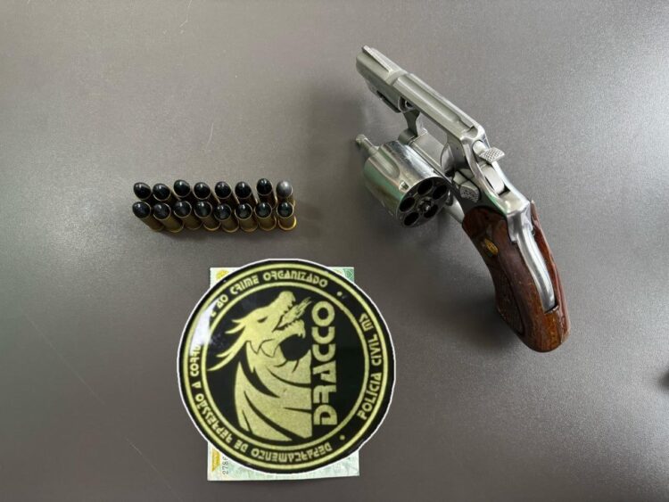 DRACCO prende homem circulando em VW Polo com arma e sem porte obrigatório