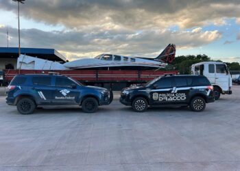 DRACCO apreende avião com indícios de exportação irregular sendo transportando em caminhão