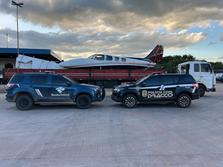 DRACCO apreende avião com indícios de exportação irregular sendo transportando em caminhão